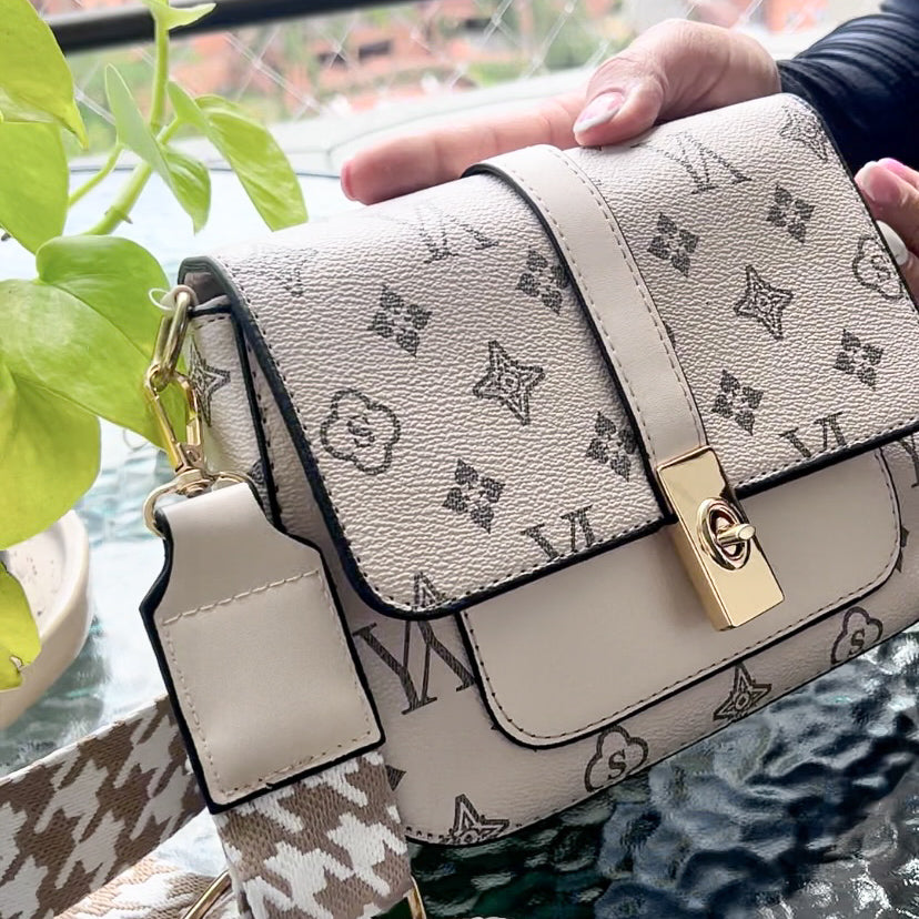 Bolso Manos Libres L22 – Estilo Diario con Toques Dorados